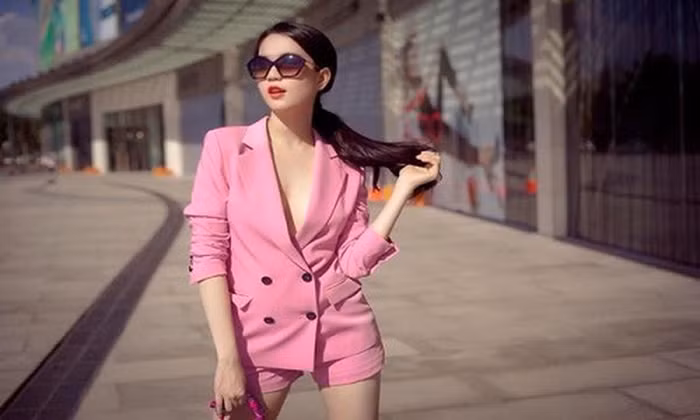  Ngọc Trinh là một trong những nữ nghệ sĩ theo đuổi hình tượng sexy nổi tiếng nhất Vbiz. Thường xuyên gắn với hình ảnh gợi cảm, diện đầm ôm sát, thế nhưng không vì thế mà Ngọc Trinh ngại biến hóa style. Cô từng nhiều lần khiến người hâm mộ trầm trồ khi mặc đồ vest đậm chất “tổng tài”.