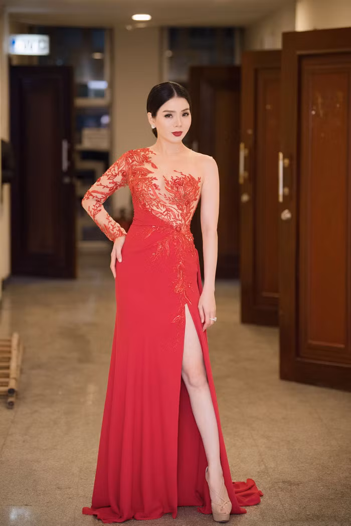 Lệ Quyên là một trong những người đẹp U40 nhưng vẫn sở hữu body thon gọn, nuột nà. Biết được điểm mạnh hình thể của mình nên giọng ca sinh năm 1981 rất chăm diện những item khoe eo như váy hở lưng, lộ eo, xẻ cao, ôm sát...