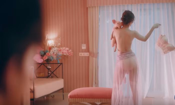 Trong MV Mời anh vào team em, nữ ca sĩ cũng diện nhiều trang phục sexy, thậm chí hớ hênh gây tranh cãi.