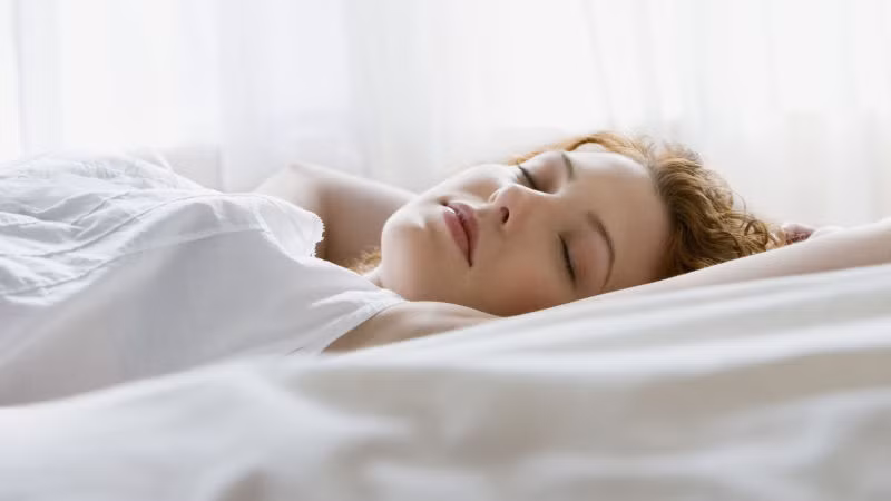 Ngủ đủ giấc. Thiếu ngủ là nguyên nhân trực tiếp gây rối loạn chu kỳ sinh học, làm chậm quá trình trao đổi chất và tăng cảm giác thèm ăn. Chính vì vậy, bạn nên duy trì thời gian ngủ thích hợp có thể giúp thúc đẩy sự trao đổi chất và đốt cháy lượng calo tổng thể, trong đó bao gồm cả gương mặt.