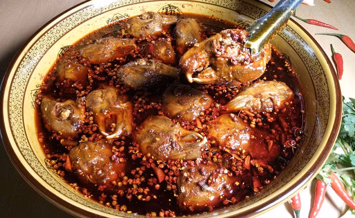 Sau khi tắt bếp, đầu thỏ cũng không được thưởng thức ngay mà được “om” thêm trong nồi để gia vị có thể thẩm thấu vào từng ngõ ngách bên trong hộp sọ.