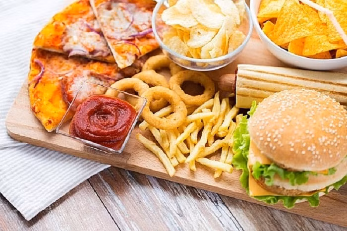Thực phẩm nhiều chất béo. Thực phẩm giàu chất béo thường chứa lượng cholesterol cao. Khi đi vào cơ thể, chúng gây béo phì, rối loạn nội tiết và loạt vấn đề sức khỏe khác.