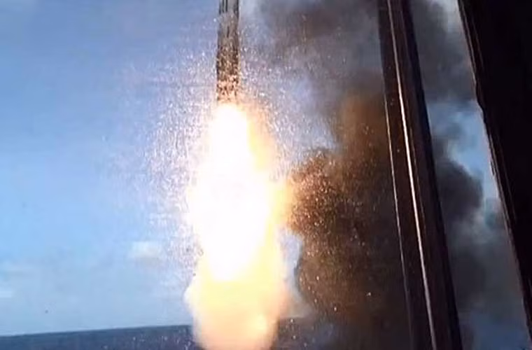 Ở độ cao an toàn với bệ phóng, động cơ tên lửa hành trình BrahMos đánh lửa, kích hoạt đưa quả đạn lao vọt lên cao rồi đổi hướng tấn công mục tiêu.