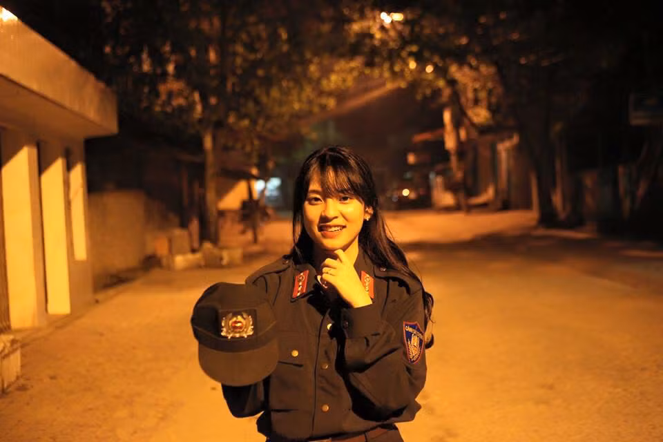" Nữ cảnh sát 9X xinh đẹp" là nhan đề mà một số diễn đàn mạng sử dụng để chia sẻ loạt ảnh cô gái xinh xắn, đáng yêu mặc trang phục CSCĐ chụp ảnh trên phố đêm.