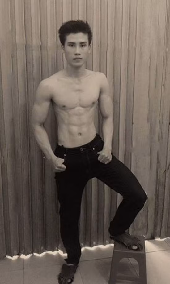 Chưa có kinh nghiệm nên nhiều chàng trai đứng tạo dáng rất "khó đỡ". Phổ biến nhất trên Fanpage của Next Top Model những ngày này là kiểu ảnh cởi trần, khoe cơ bắp nhưng lại đứng với dáng rất thô.