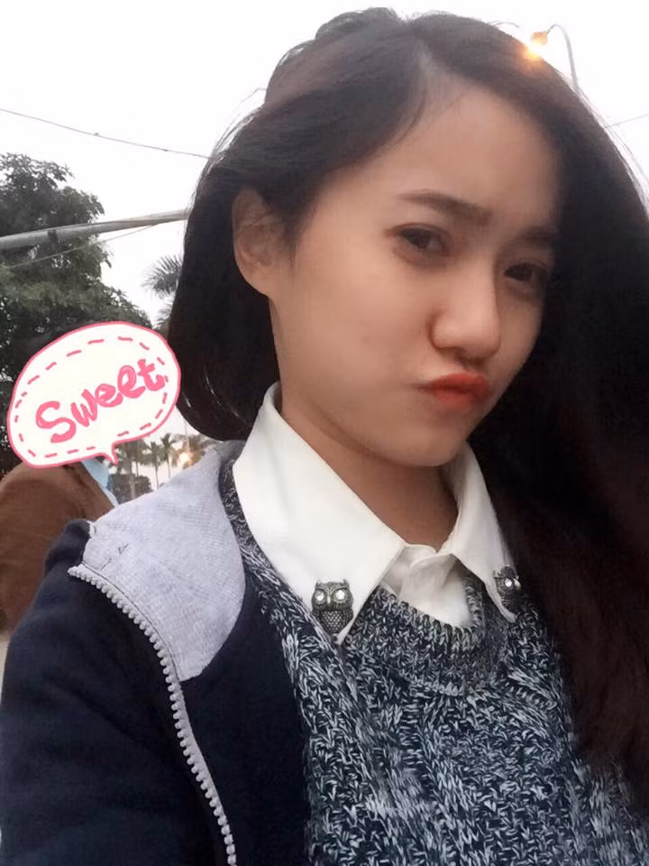 Chính những lần tham dự các cuộc thi ca hát, những lần biểu diễn trên sân khấu trước rất nhiều khán giả đã giúp Kiều Oanh có được sự tự tin, bản lĩnh sân khấu từ khi còn rất trẻ. Cộng thêm với tài ăn nói khéo léo, giọng nói dễ nghe... nữ MC 9X chinh phục khán giả qua từng lời dẫn, được nhiều bạn bè đặt biệt danh "hot girl Đại học Quốc gia".
