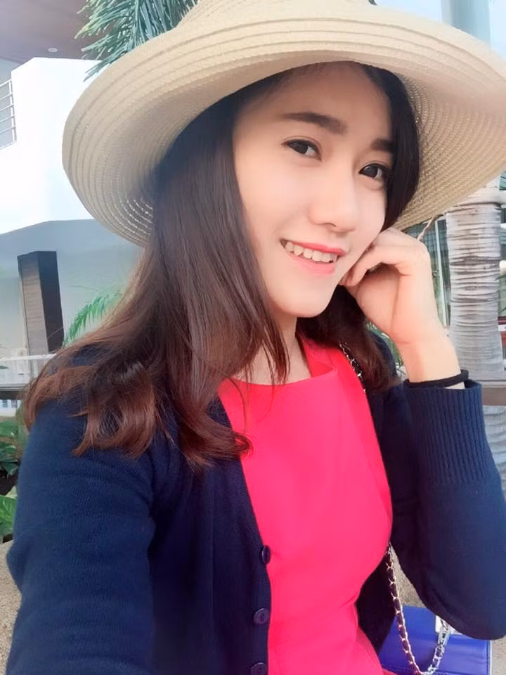 Ngoài giọng hát hay, ấm áp, truyền cảm... Kiều Oanh còn được thầy cô, bạn bè biết đến như một nữ MC xinh đẹp, duyên dáng và là "độc quyền" của trường Đại học Quốc gia, Hà Nội.