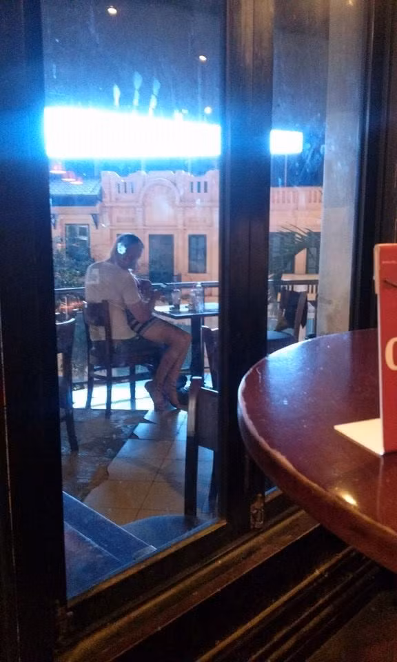 Cap doi bong be nhau trong quan cafe gay nong mat-Hinh-2
