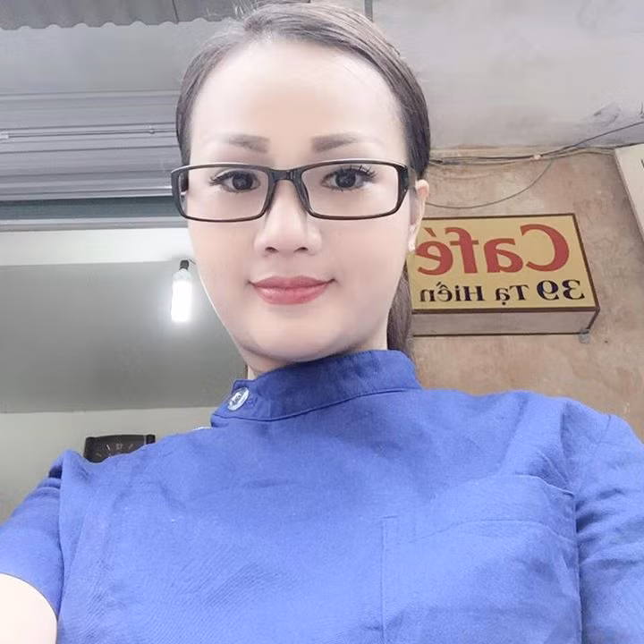 Theo tìm hiểu của PV Kiến Thức, "cô gái" trong clip nhảy trong bar gây sốt là chị Đào Lan Hương, sinh năm 1976, đang sinh sống và làm việc tại Hà Nội. Clip đang lan truyền trên mạng được quay trong một bữa tiệc của bạn chị Hương cách đây 4 năm.