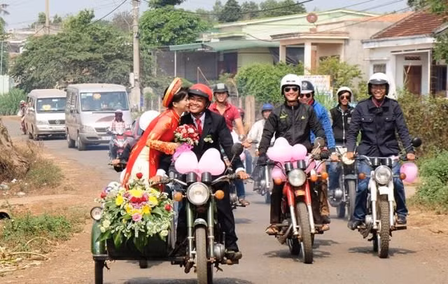 Quả thật, với cách chơi độc đáo, không hoang phí này, anh Thanh Tâm và bạn bè đã tạo nên một đám cưới có một không hai, làm hân hoan một đoạn đường nơi phố núi.