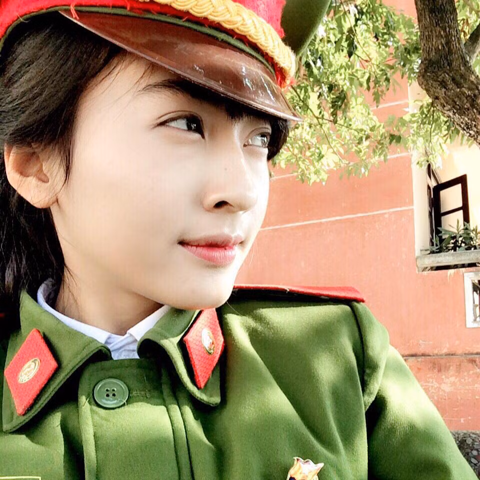 "Có nhiều bạn nhắn tin hỏi thăm em. Cũng có một vài người khen ngợi, xin làm quen... nhưng cũng có nhiều người bình luận không hay, gửi tin nhắn làm phiền. Đến bây giờ em cảm thấy hơi sợ mạng xã hội", Khánh Ly cho biết.