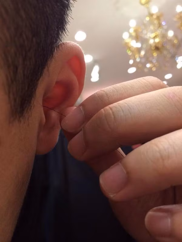 "5k một sợi, mua hai sợi còn 8k", "Tóc vê đẹp, có tay cầm, ngoáy rất sướng"... Dù khá hài hước, nực cười nhưng cũng có không ít bạn trẻ cũng phải công nhận sự tiện dụng và độ "sướng" mà sản phẩm này mang lại.