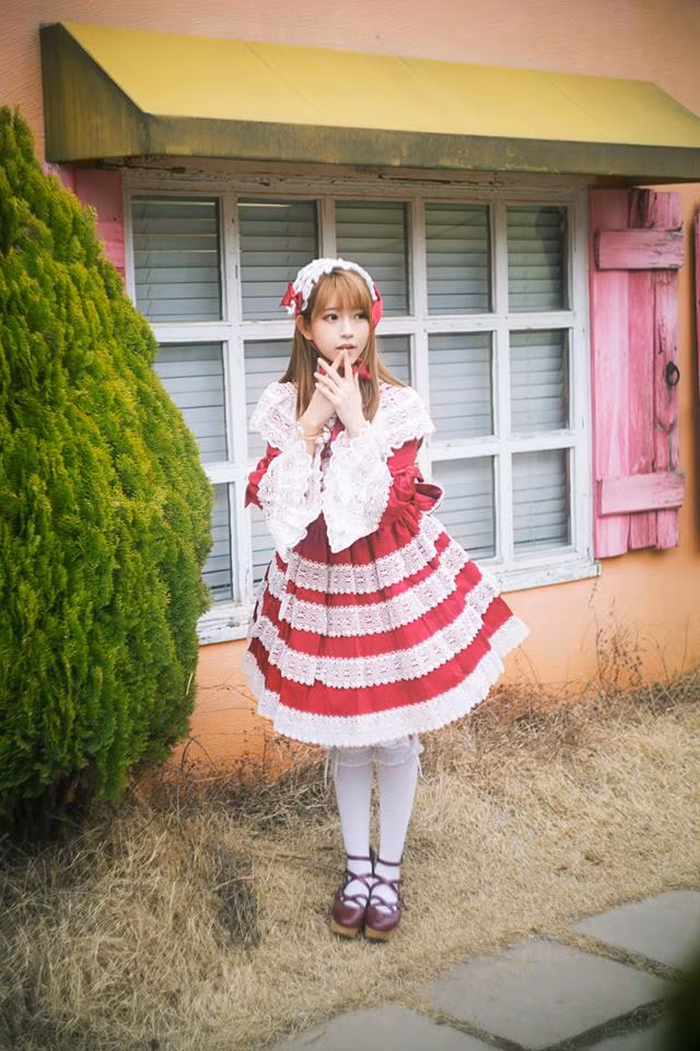 Tuy nhiên, việc yêu thích nhất của Yurisa lại là hóa thân thành nhân vật mang phong cách Lolita, công chúa dễ thương trong các bộ ảnh manga, anime Nhật Bản.