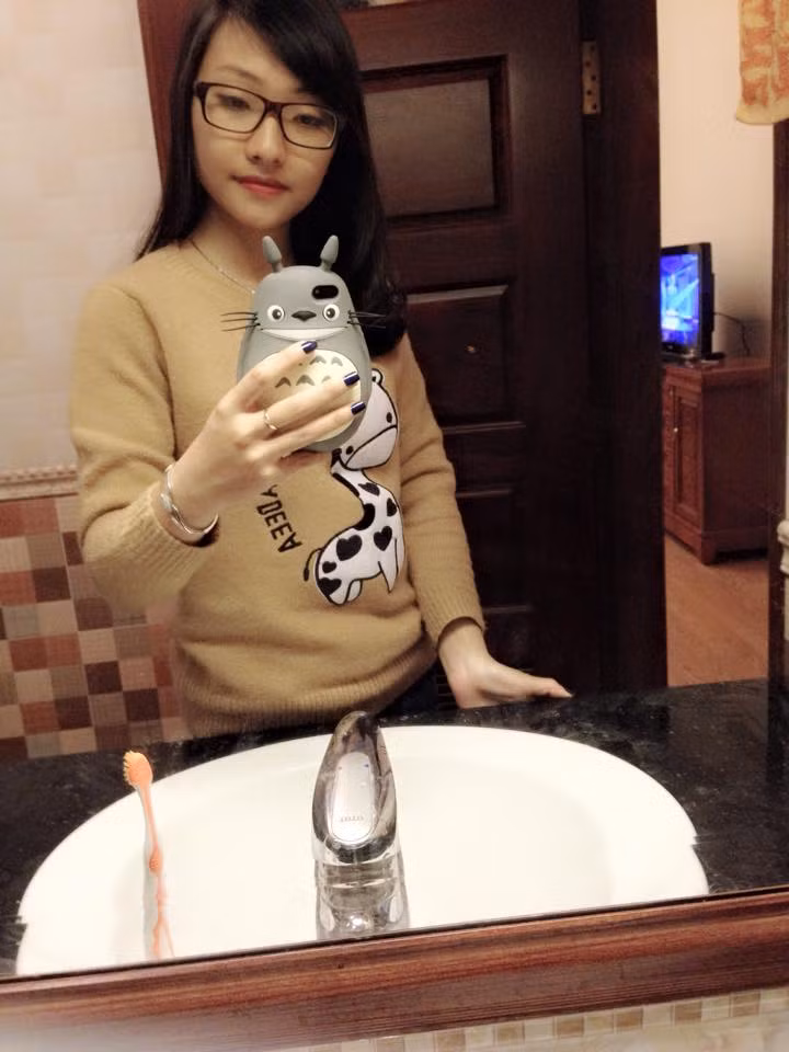 Tuy được nhắc nhở nhưng nhiều dân mạng vì ấn tượng với nhan sắc, vẻ dễ thương của nữ sinh cảnh sát xinh đẹp nên vẫn tìm đến trang cá nhân của cô, xin kết bạn và mong muốn được chia sẻ, giao lưu.