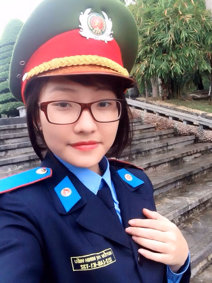 Nữ sinh cảnh sát gây sốt nhanh chóng được "truy lùng". Theo tìm hiểu, cô gái trong bức ảnh mà dân mạng chia sẻ tên Nguyễn Minh Hiếu và đúng là đang học tập tại Học viện Cảnh sát Nhân dân.