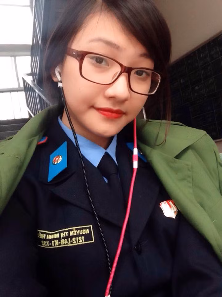 Với sức lan tỏa mạnh mẽ của mạng xã hội, hình ảnh của một nữ sinh Học viện Cảnh sát được chia sẻ trên diễn đàn Beat mới đây nhanh chóng được lan truyền rộng rãi. Cô nữ sinh cảnh sát xinh đẹp mặc bộ đồng phục ngành, chụp ảnh "tự sướng" với khuôn mặt đáng yêu gây ấn tượng mạnh với dân mạng Việt.