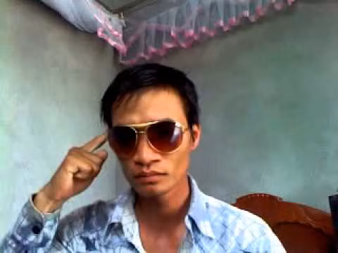 Lệ Rơi, ca sĩ Lệ Rơi (tên thật là Nguyễn Đức Hậu) nổi lên trong năm 2014 như một hiện tượng mạng. Những clip "hát mà không phải là hát" của chàng trai quê sinh năm 1987, ở Hải Dương này xuất hiện tràn lan khắp các trang mạng lớn nhỏ.