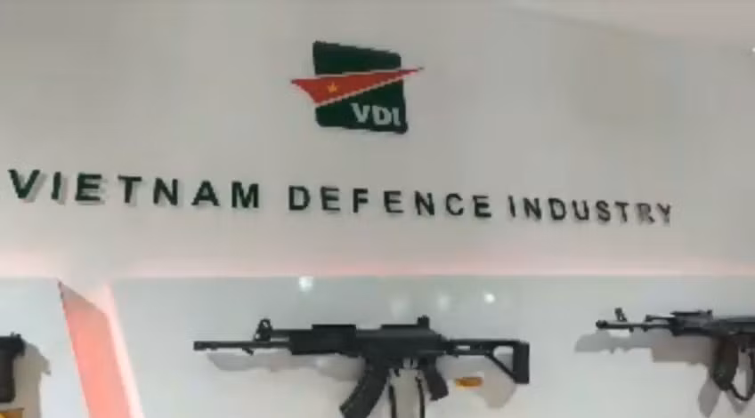 Thiếu tướng Đoàn Hùng Minh, Phó Chủ nhiệm Tổng cục Công nghiệp quốc phòng, Bộ Quốc phòng Việt Nam cho biết, để tham gia triển lãm này, Việt Nam đã chuẩn bị từ hai năm trước. Các sản phẩm quốc phòng của Việt Nam được giới thiệu tại Indo Defence 2018 đều được chúng ta sản xuất trong nước. Nguồn ảnh: Harri Wijaya.