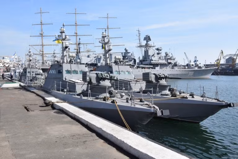 Dù vậy Gyurza-M vẫn là một con tàu chiến do đó việc thủy thủ đoàn tàu chiến Ukraine dễ dàng “đưa tay chịu trói” khi các tàu tuần tra của biên phòng Nga bắn thị uy là điều không thể chấp nhận được. Tuy nhiên kể cả khi có bắn trả, thì cơ hội giành chiến thắng của tàu chiến Ukraine gần như bằng “không”. Nguồn ảnh: southfront.org.