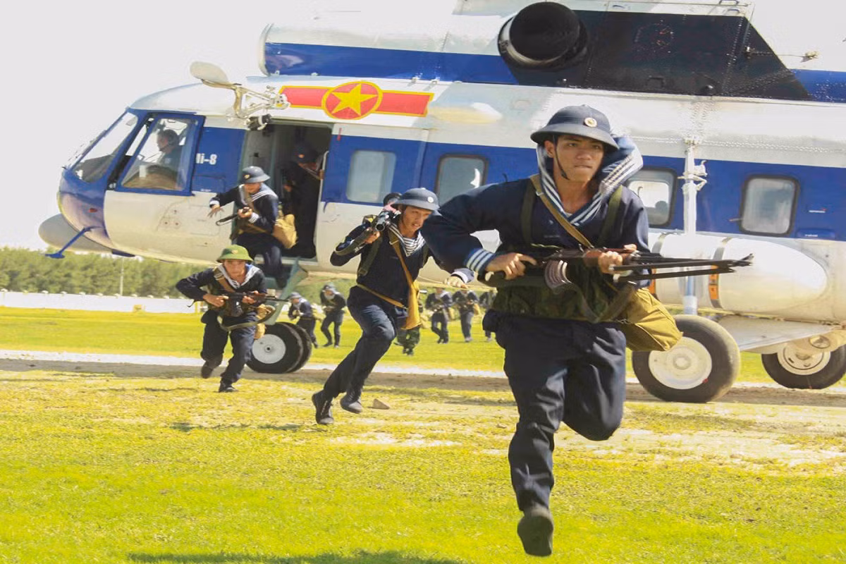 Trong ảnh là Hải quân Đánh bộ Việt Nam với trung liên RPK trong nhiệm vụ đổ bộ đường không, bản thân khẩu súng này khá thích hợp với các đơn vị trinh sát với cũng cấp mật độ hỏa lực mạnh hơn hẳn so với súng trường tấn công thông thường nhưng lại nhẹ và cơ động hơn các súng máy. Nguồn ảnh: Quân đội Nhân đân.