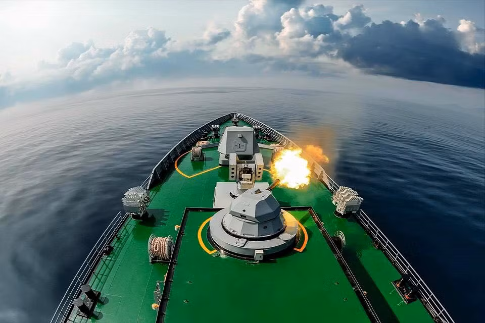 Như đã nói ở trên hệ thống động lực của các tàu Kyan Sittha không do phía Myanmar phát triển mà sử dụng bốn động cơ diesel kết hợp CODAD do hãng SEMT Pielstick của Pháp chế tạo có công suất 5.700 kW (7.600 mã lực) mỗi chiếc cho phép con tàu đạt tốc độ tối đa 30 hải lý/h (56 km/h), tầm hoạt động 3.800 hải lý (6.100 km). Nguồn ảnh: Hải quân Myanmar.