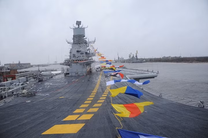 INS Vikramaditya có chiều dài 283,5m; chiều rộng 59,8m; lượng giãn nước tối đa 45.400 tấn. Ảnh: naval-technology.
