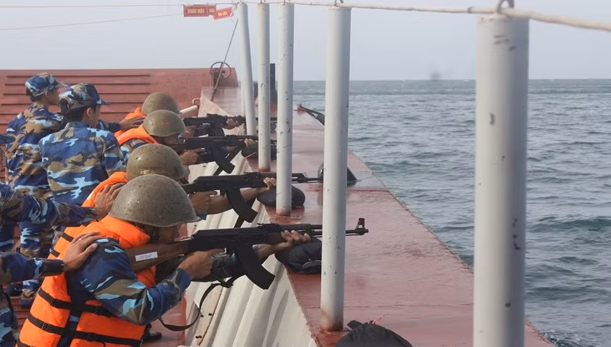 Các bài kiểm tra bắn đạn thật trên các tàu hậu cần Việt Nam thường là các loại vũ khí có sẵn trong trang bị mỗi tàu như súng tiểu liên AK-47, trung liên RPD, súng chống tăng B-41 (RPG-7) và cả pháo không giật DKZ82-B10 hoặc súng máy DShK. Nguồn ảnh: Truyền hình Hải quân Việt Nam.