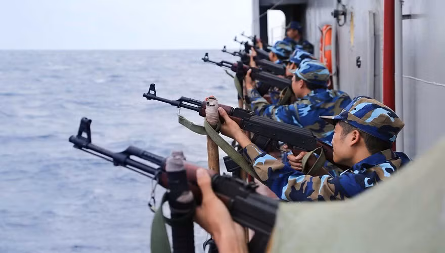 Không những vậy thủy thủ đoàn trên các tàu hậu cần của Việt Nam cũng được trang bị súng tiểu liên AK-47 hoặc các biến thể của chúng, điều này về cơ bản giúp con tàu phòng vệ tốt trước kẻ thù, không để bị động trước mọi tình huống trên biển. Nguồn ảnh: Báo Hải quân Việt Nam.