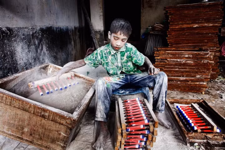 Nói về cảm xúc khi chụp những bức ảnh, Akash bày tỏ: "Đôi khi sự im lặng còn giá trị hơn lời nói. Tôi không thốt lên lời khi lắng nghe câu chuyện của những người tị nạn, những đứa trẻ, những người lao động và nhiều người nữa. Lắng nghe những điều ấy khiến tôi cũng cảm thấy đau lòng. Đó là lý do tôi luôn giữ im lặng trong suốt thời gian họ kể chuyện".