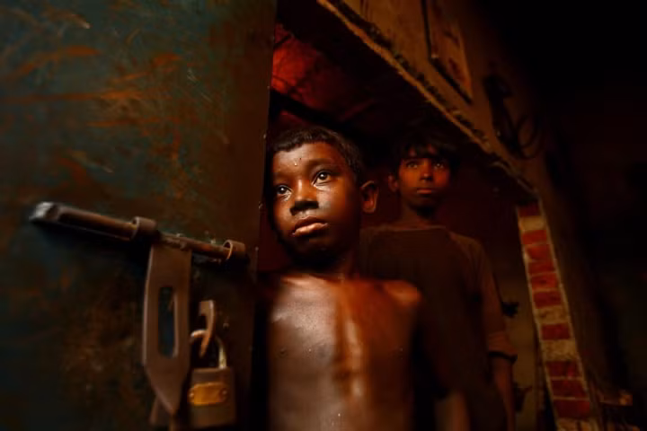 Nói về lý do hướng ống kính vào những vấn đề xã hội, nhiếp ảnh gia Bangladesh chia sẻ: "Nhiều năm nay, tôi tập trung vào đề tài lao động trẻ em và thực tế là có những nơi, tuổi thơ của những đứa trẻ được trả chưa tới 1 USD/ngày. Khi một đứa trẻ làm việc trong một nhà máy bóng bay nói với tôi: "Cháu làm những quả bóng này cho em gái. Cháu không có thời gian để chơi. Cháu chỉ có thời gian phụ giúp gia đình", tôi nhận ra tôi nên hướng ống kính của mình vào những cuộc đời giống như cậu bé ấy.