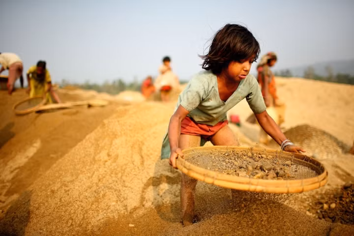 Những dự án của nhiếp ảnh gia này đã cho thấy niềm đam mê và sự cống hiến không ngừng nghỉ của ông. Đặc biệt, Akash đã dành hơn 1 thập kỷ để ghi lại cuộc sống khốn khổ của trẻ em Bangladesh không có tuổi thơ và phải mưu sinh từ khi còn nhỏ.