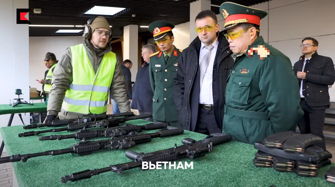 Trong một sự kiện được Tập đoàn vũ khí Kalashnikov tổ chức tại công viên chủ đề “Người yêu nước” nằm ở ngoại ô Moscow, Kalashnikov đã mời tùy viên quân sự 23 nước tại Nga đến trải nghiệm các dòng vũ khí bộ binh mới nhất của tập đoàn này, trong đó có cả Việt Nam. Nguồn ảnh: Kalashnikov.