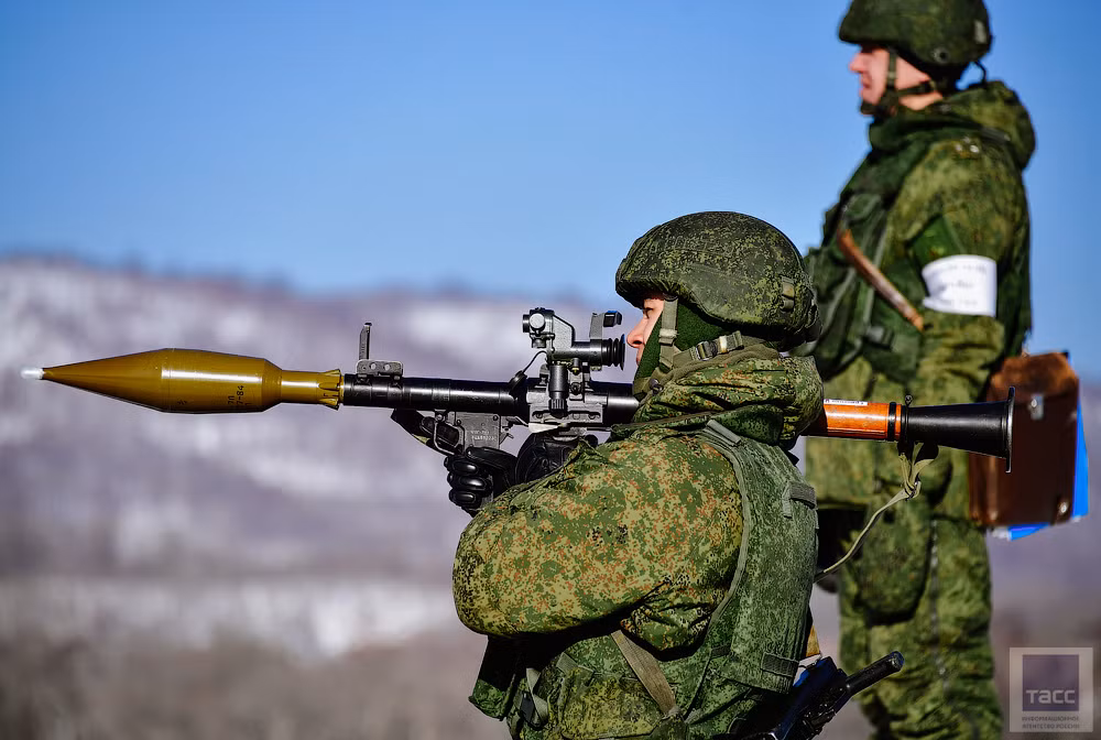 Một trong những ưu điểm làm nên tên tuổi của RPG-7 chính là độ giật thấp khi bắn của nó, đi đôi với đó là việc bảo dưỡng dễ dàng và có chi phí sản xuất thấp, biến RPG-7 trở thành loại vũ khí chống tăng nguy hiểm nhất thế giới. Nguồn ảnh: TASS.