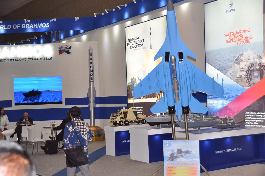 Trong ảnh là khu trưng bày của Liên doanh hàng không vũ trụ BrahMos giữa Nga và Ấn Độ, sản phẩm chính cả công ty này là dòng tên lửa hành trình siêu âm BrahMos. Nguồn ảnh: bmpd.