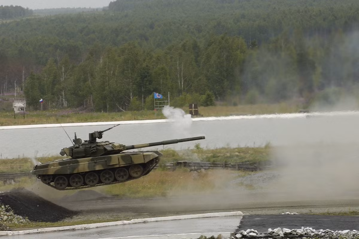 Và nếu sắp xếp lại chuỗi thời gian giữa hai sự kiện này thì số xe tăng T-90S được Uralvagonzavod thử nghiệm trong đầu năm 2017 rất có thể thuộc về Việt Nam và chúng đã được chuyển giao như lời đại diện của Rostec. Nguồn ảnh: Uralvagonzavod.