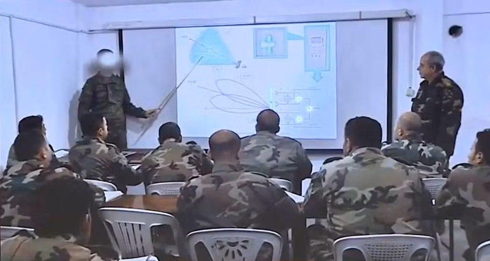 Cũng tại cuộc họp báo, Thiếu tướng Igor Konashenkov còn cho biết các chuyên gia Nga đang gấp rút huấn luyện lính phòng không Syria làm chủ tên lửa S-300PM, những tổ hợp tên lửa phòng không hiện đại mà Moscow mới chuyển giao cho Damascus vào đầu tháng 10 vừa qua, ngay sau sự kiện IL-20 Nga bị bắn hạ. Nguồn ảnh: Bộ Quốc phòng Nga.