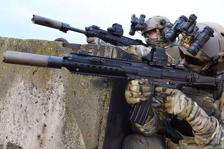 Súng có trọng lượng từ 3,25 kg cho tới 3,65 kg tùy từng phiên bản. Ảnh: Military-Today.