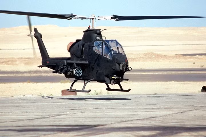 Bell AH-1 Cobra có càng hạ cánh đơn giản nhưng rất chắc chắn.