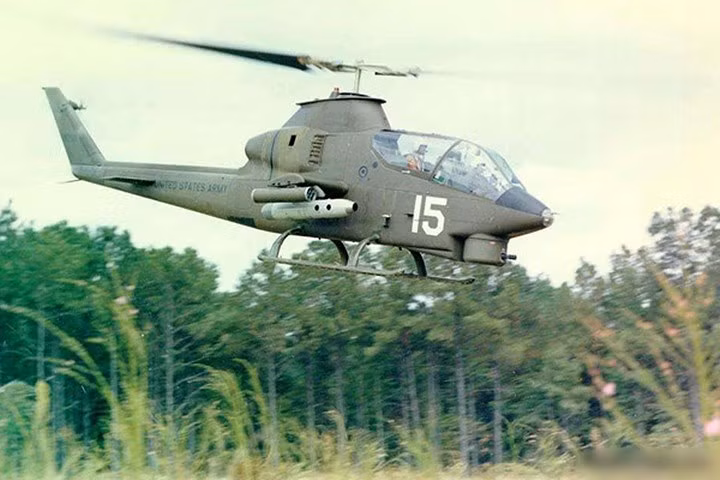 Bên dưới mũi máy bay Bell AH-1 có một tháp pháo có thể gắn súng loại nhỏ, pháo hoặc thiết bị phóng lựu. Tháp có thể xoay sang hai bên trực thăng cũng như lên xuống.