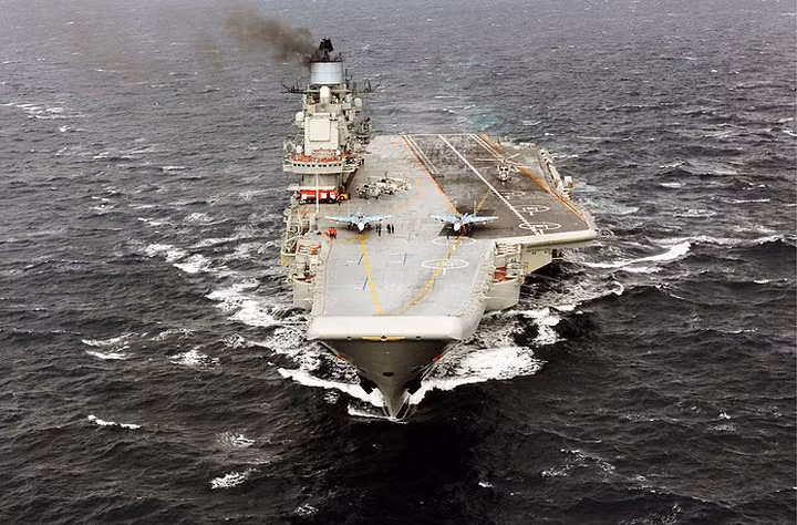 Tàu sân bay Đô đốc Kuznetsov là tàu chiến lớn nhất của Hải quân Nga, có thể chở theo 52 máy bay trong đó có Su-33, MiG-29K, Ka-27 và Su-25.