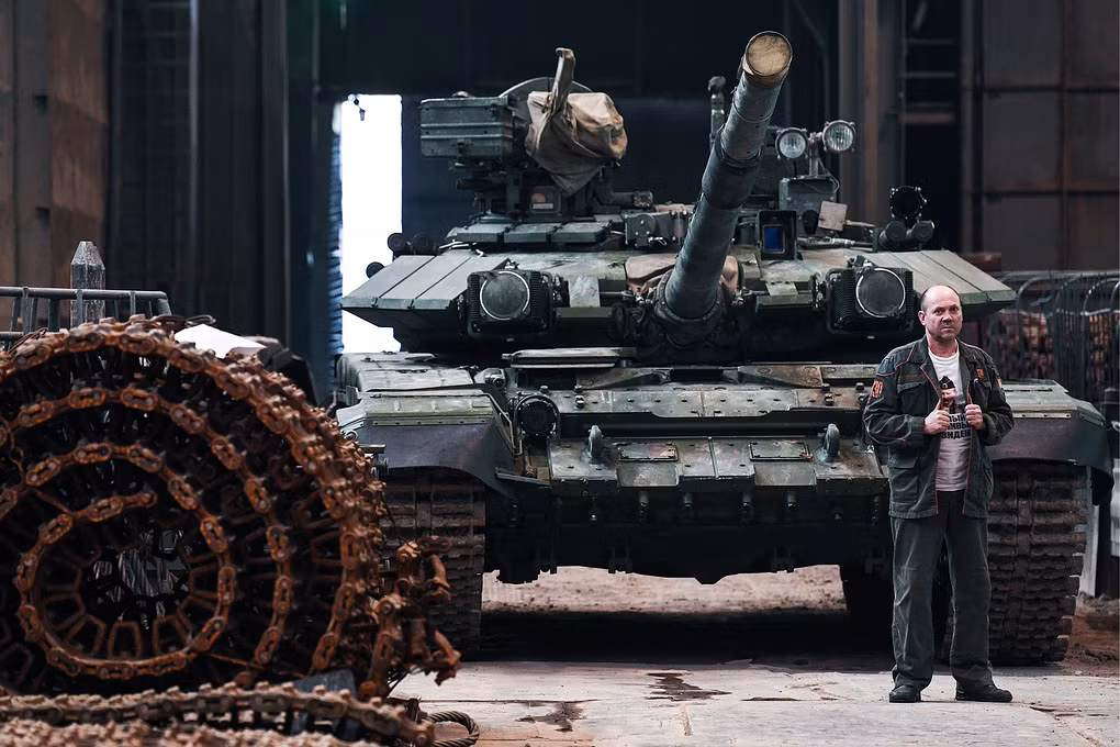 Dù vậy hiện tại phía Nga vẫn chưa công bố chi tiết về cấu hình T-90S/SK đã bán của cho Việt Nam ngoài những phán đoán của giới quan sát quân sự dựa trên những hình ảnh hiếm hoi có được về những chiếc xe tăng này. Trong đó điểm nhấn trên T-90 của Việt Nam chính là việc chúng được trang bi tổ hợp phòng vệ chủ động OTShU-1-7 có tác dụng gây nhiễu tín hiệu điều khiển từ bệ phóng của tên lửa chống tăng. Nguồn ảnh: gurkhan.blogspot.