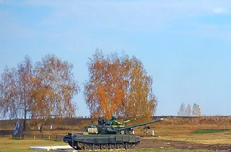 Trong ảnh có thể thấy những chiếc T-90 đang được thử nghiệm ở UralVagonZavod sử dụng hai màu sơn ngụy trang khác biệt và không rõ màu sơn nào sẽ được sử dụng cho các biến thể T-90S/SK đang được bàn giao cho Việt Nam. Nguồn ảnh: gurkhan.blogspot.