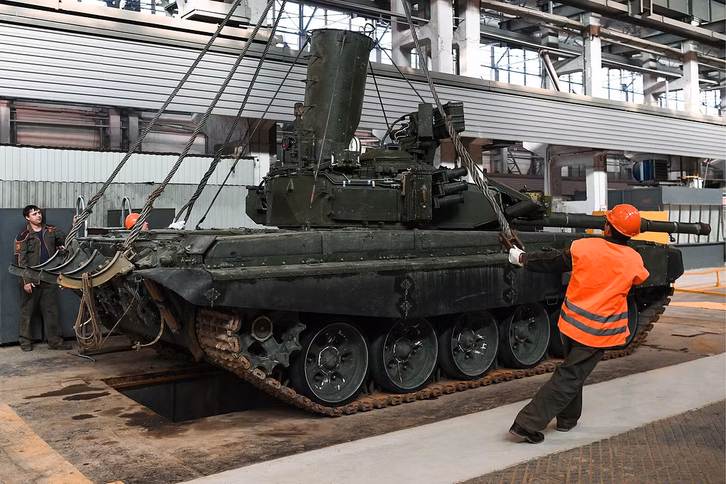 Cấu hình chiếc xe tăng T-90 này đã được xác định rõ qua đoạn phóng sự của truyền thông Nga, nó có cấu hình tương tự T-90A của Nga, được trang bị đèn nhiễu OTShU- 1-7 thuộc hệ thống phòng vệ chủ động Shtora-1. Cũng có thể nhận thấy các xe tăng T-90 được cho là của Việt Nam mang màu sơn ngụy trang đặc trưng với sắc chủ đạo là xanh lá vốn được sử dụng khá phổ biến trên dòng xe tăng T-54/55 đang được Việt Nam sử dụng. Nguồn ảnh: gurkhan.blogspot.
