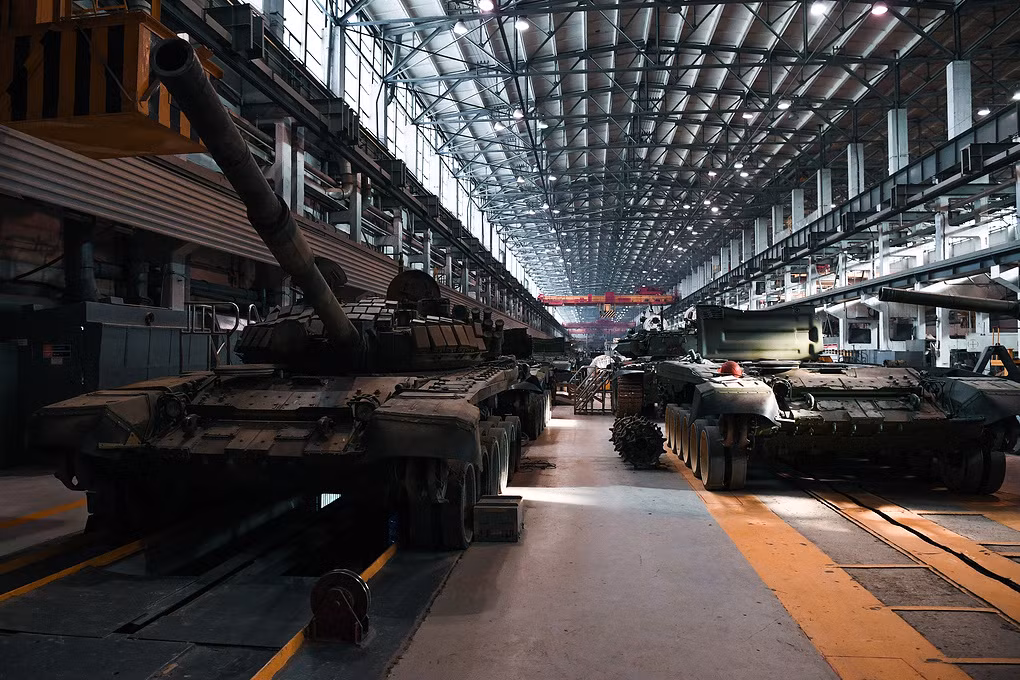 Ông Kladov cũng nhấn mạnh, quá trình này đang diễn ra và hầu hết số xe tăng T-90 mà Việt Nam đặt mua đã sẵn sàng cho việc chuyển giao, tuy nhiên ông này lại không nói rõ quá trình này sẽ diễn ra tại Nga hay ở Việt Nam. Đại diện của Rostec cũng cho biết, thời hạn cuối cùng của hợp đồng này trong năm 2019. Nguồn ảnh: gurkhan.blogspot.