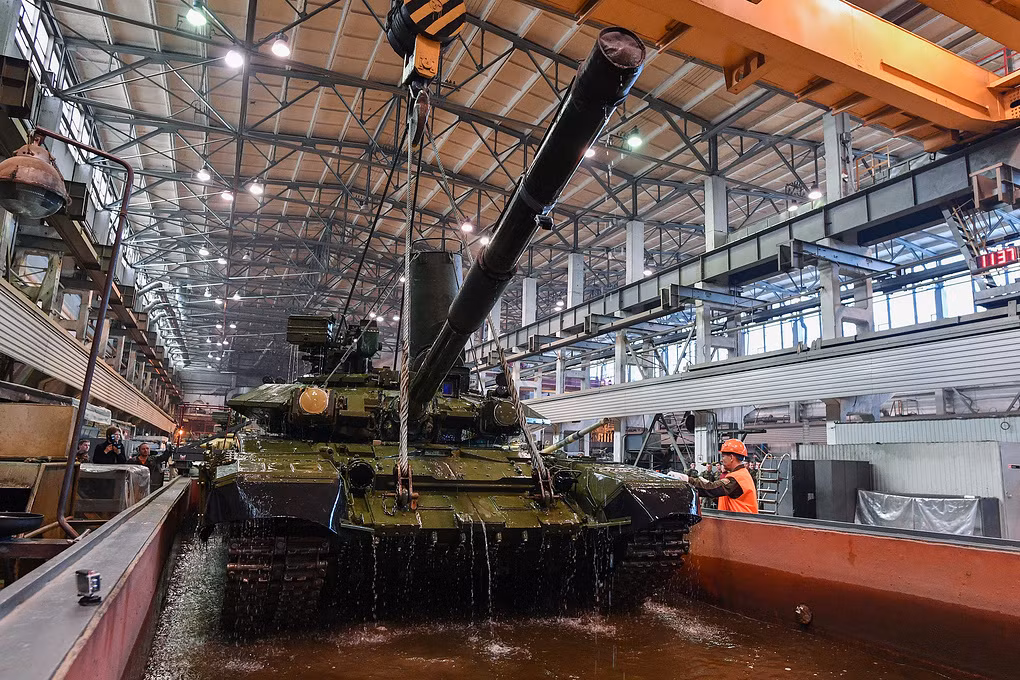 Theo tiến độ được Nga đưa ra thì quá trình chuyển giao xe tăng T-90S/SK cho Việt Nam sẽ kết thúc trong năm 2019, và ở thời điểm tháng 10/2018 tại nhà máy của UralVagonZavod đã có ít nhất 59 chiếc T-90 được cho là của Việt Nam đã được hoàn thiện trên tổng số 64 chiếc được đặt mua. Nguồn ảnh: gurkhan.blogspot.