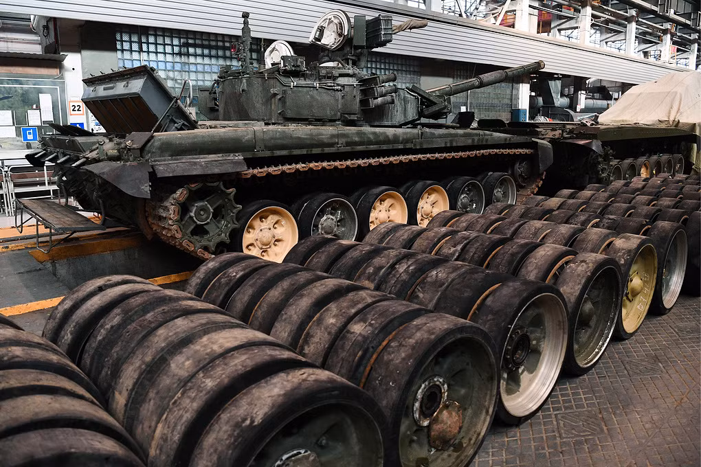 Thông tin Nga đang chuyển giao T-90S/SK cho Việt Nam xuất hiện ngay sau một số hình ảnh được cho là lô xe tăng T-90 của Việt Nam đang được thử nghiệm tại nhà máy chế tạo tăng thiết giáp của Tập đoàn chế tạo máy UralVagonZavod, và hầu hết chúng đều đang trong quá trình thử nghiệm đạt chuẩn trước khi bàn giao cho một khách hàng nước ngoài. Nguồn ảnh: gurkhan.blogspot.