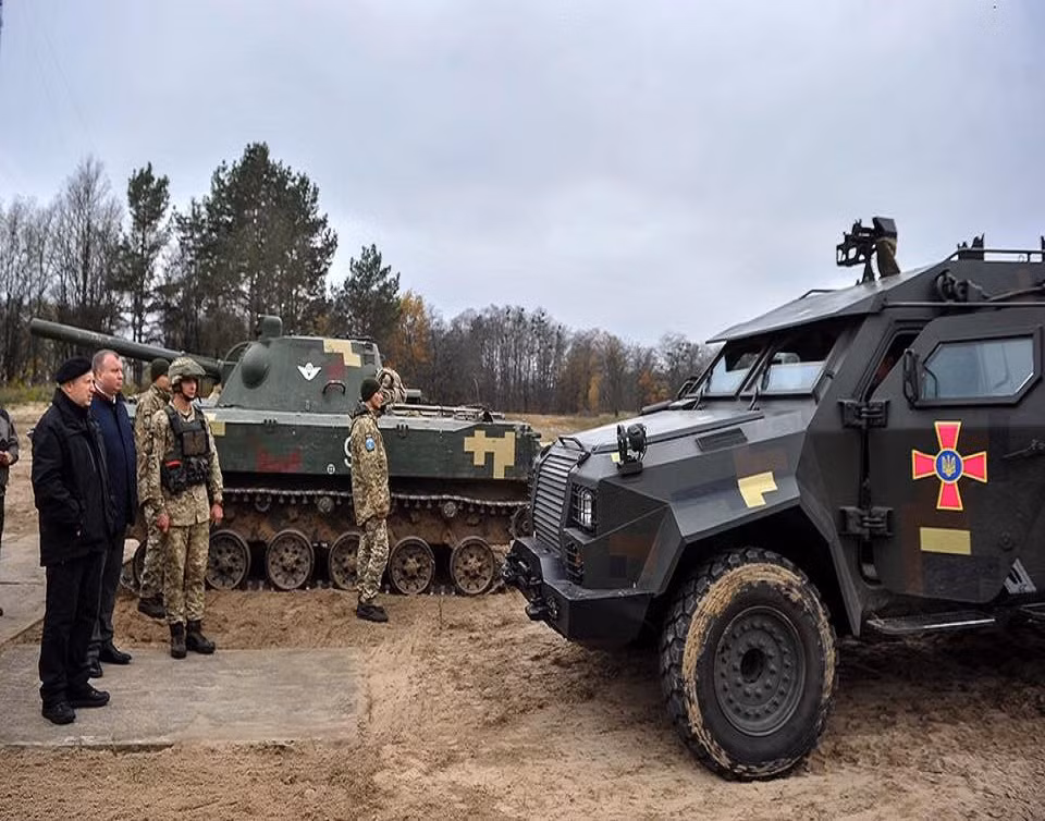 Theo một thông báo của Hội đồng Quốc phòng và An ninh Ukraine (NSDC) đăng tải vào cuối tháng 10 cho biết, Ukraine đang tiến hành thử nghiệm hệ thống cối tự hành 120mm mới có tên gọi Bars-8MMK, và nếu được thông qua đây sẽ là mẫu cối tự hành mới nhất của Quân đội Ukraine thay thế cho một số mẫu cối tự hành cũ vốn có từ thời Liên Xô như 2S9 Nona-S... Nguồn ảnh: Bogdan.
