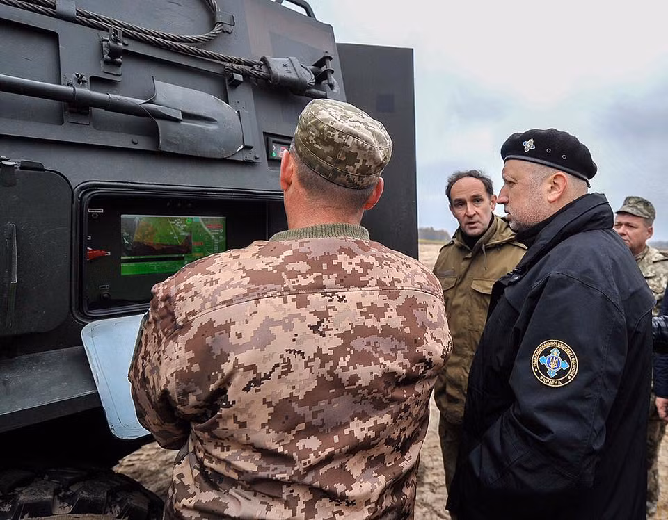 Sau cuộc kiểm tra bắn đạt thật của Bars-8MMK. Ông Oleksandr Turchynov tự hào giới thiệu rằng, tổ hợp vũ khí này có thể di chuyển cơ động đến khu vực tác chiến, triển khai, định vị mục tiêu và khai hỏa chỉ sau 1 phút, trong khi đó nó chỉ mất khoảng 20 giây để thu hồi vũ khí và tiếp tục hành quân. Nguồn ảnh: Bogdan.