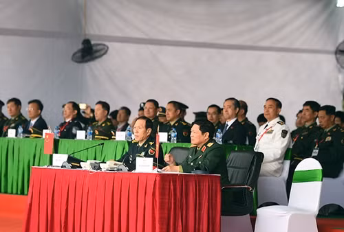  Diễn tập cứu trợ thảm họa, dịch bệnh trên biên giới là một trong những nội dung của Giao lưu hữu nghị quốc phòng biên giới Việt Nam - Trung Quốc lần thứ 5. Đại tướng Ngô Xuân Lịch, Ủy viên Bộ Chính trị, Phó bí thư Quân ủy Trung ương, Bộ trưởng Bộ Quốc phòng Việt Nam và Thượng tướng Ngụy Phượng Hòa, Ủy viên Quân ủy Trung ương , Ủy viên Quốc vụ, Bộ trưởng Bộ Quốc phòng Trung Quốc cùng đại biểu hai nước theo dõi diễn tập.
