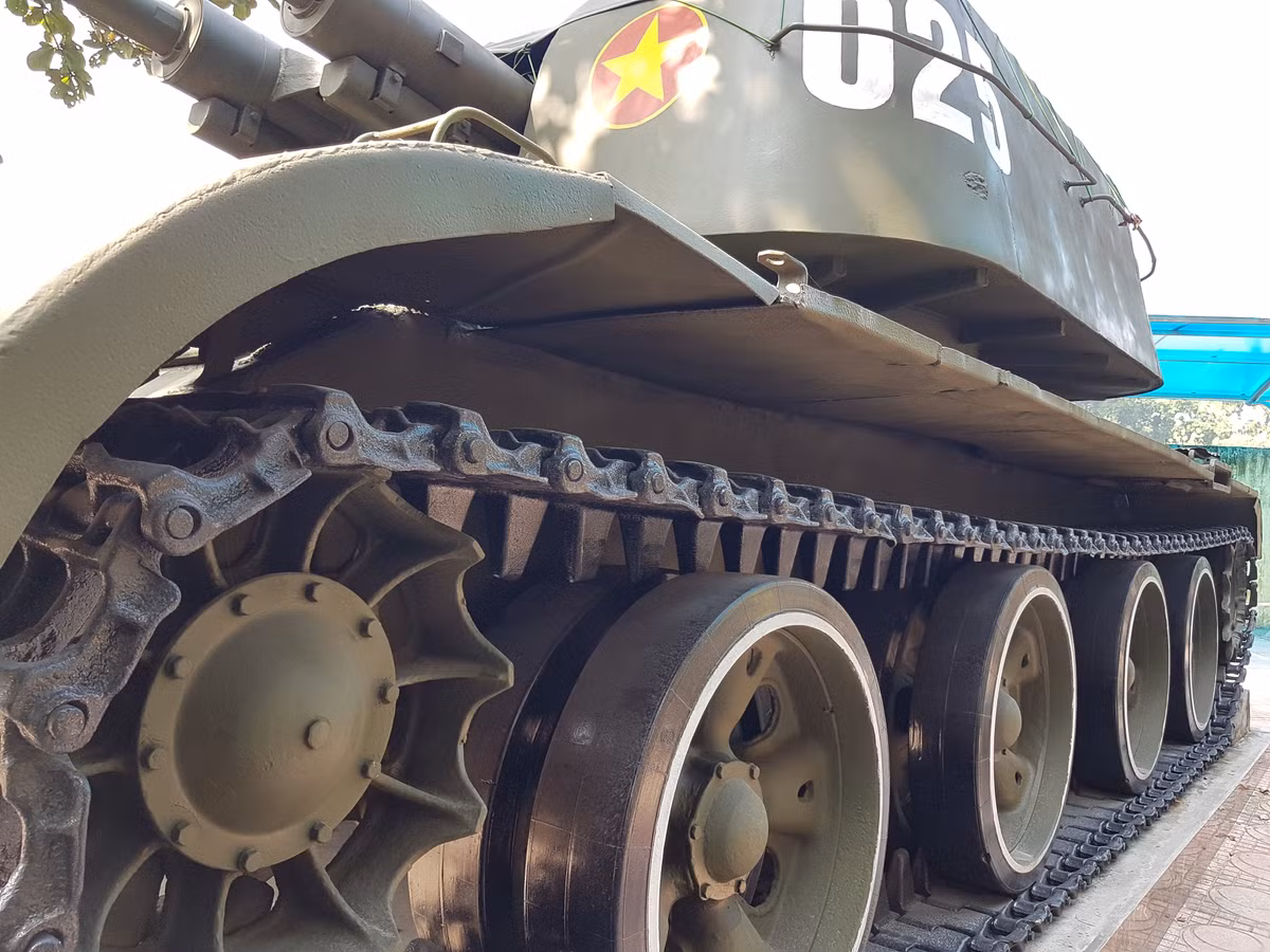 Khung gầm của tổ hợp ZSU-57-2 chính là phiên bản rút gọn từ xe tăng chiến đấu chủ lực T-54 với giáp mỏng hơn (chỉ từ 8 - 15 mm) dẫn tới trọng lượng nhẹ, chỉ cần 4 hàng bánh chịu nặng.